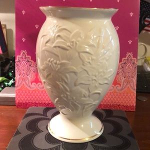 LENOX VASE LILIES
